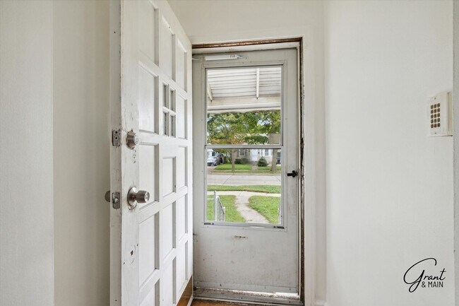 Foto del edificio - $1,200/month - 2 Bed 1 Bath in Harper Woods