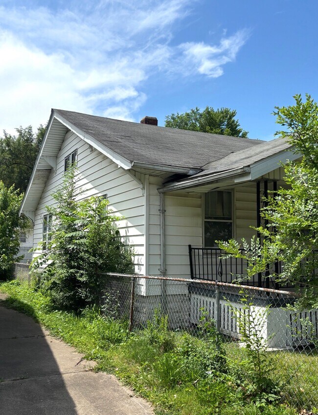 Foto del edificio - 1365 E Walnut St