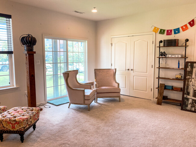 Sitting area for clients .... - 1031 Ramble Run Rd