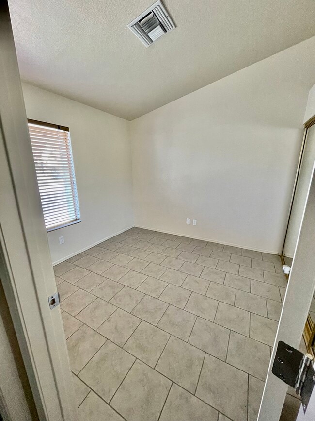 Building Photo - 5440 N Waterfield Dr
