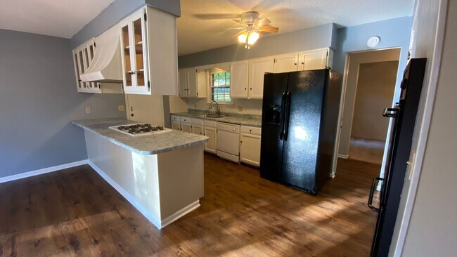 Building Photo - Spacious 3 Bedroom, 3 Bathroom Home