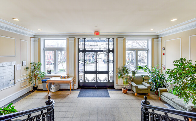 Foto del edificio - Sun Drenched Top Floor Dupont Circle One B...