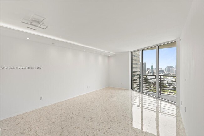 Foto del edificio - 325 S Biscayne Blvd