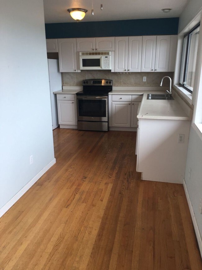 Building Photo - 3 br, 2 bath House - 2350 SW Hoffman Ave.