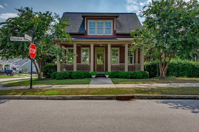 Foto del edificio - Beautiful Lake Carolina craftsman home located in Woodleigh Park