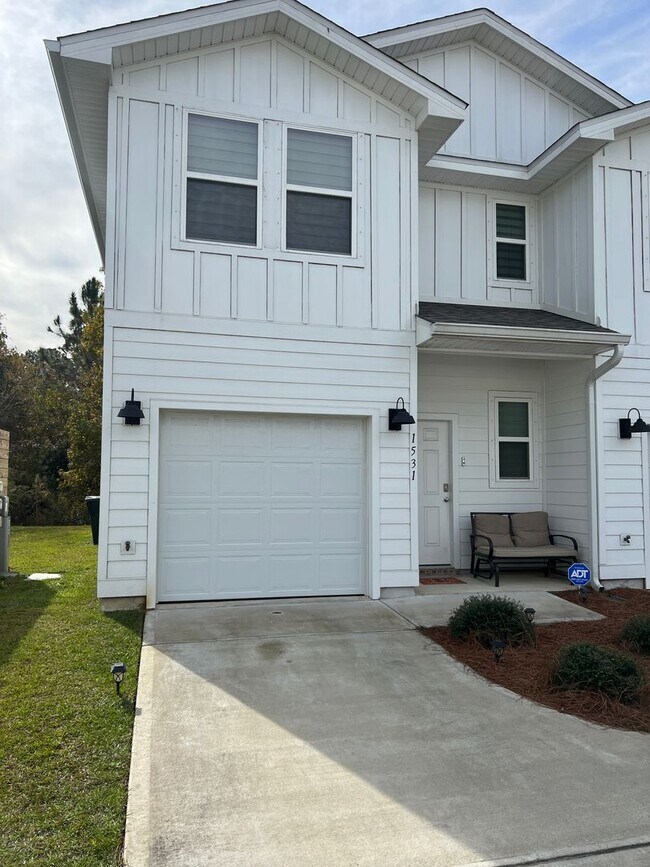 Building Photo - Like New Townhome