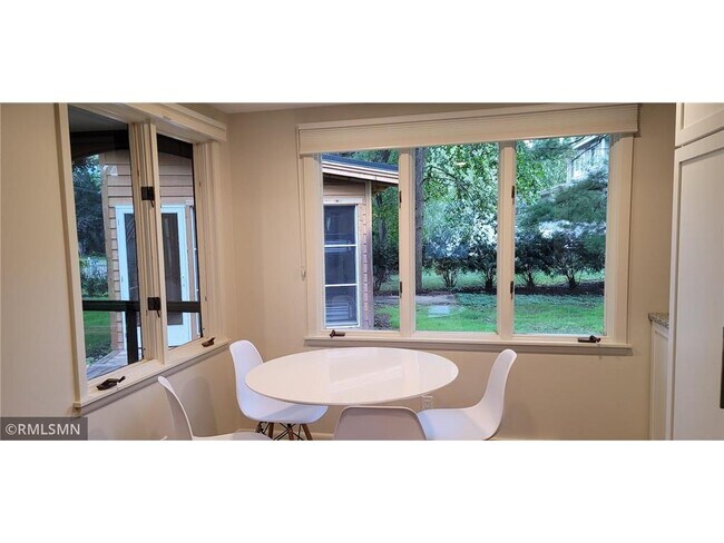 Foto del edificio - 4225 Keewaydin St