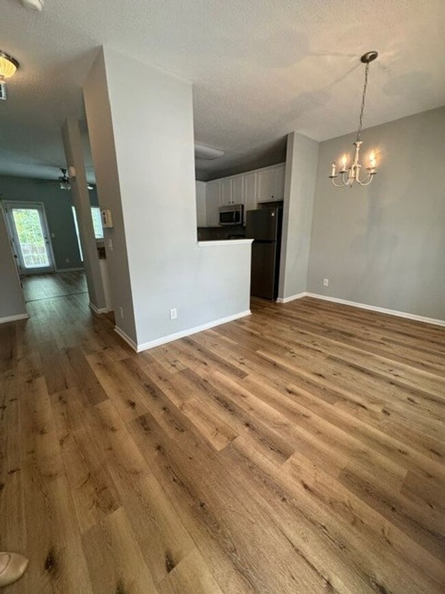 Building Photo - 4 Bed 2.5 Bath in Nice Neighborhood