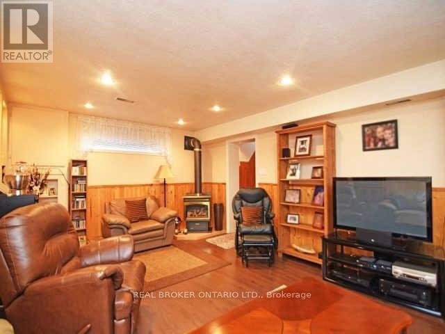 Building Photo - 1602 Coram Crescent