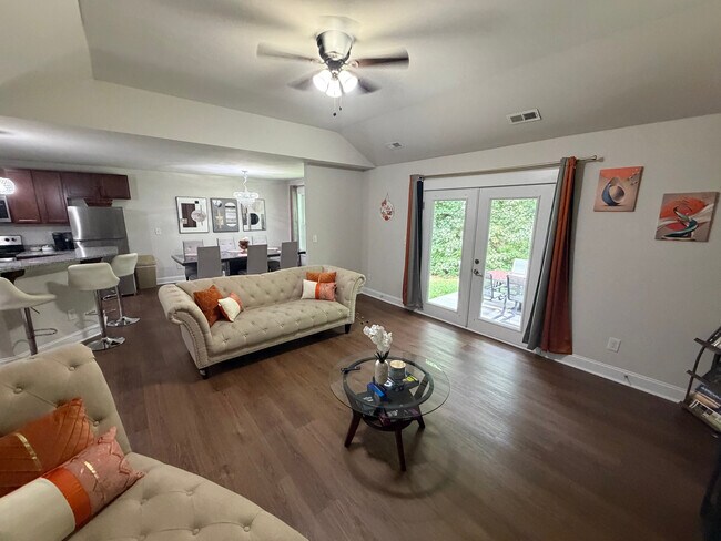 Foto del edificio - Room in Single Family Home on Vasser Pl