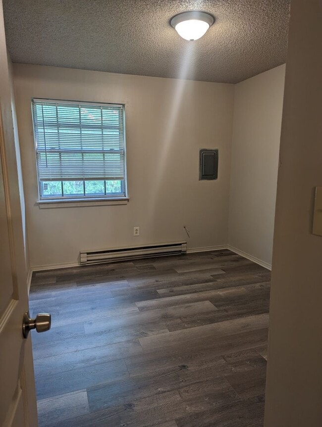 Building Photo - Upstairs 2 Bedroom Apartment - Remodeled May 2023