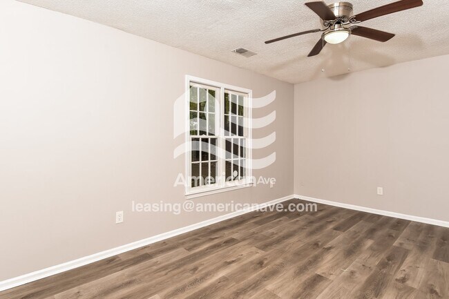 Foto del edificio - 241 Holmsbury Rd