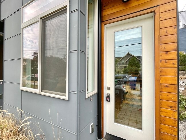 Building Photo - Great TownHome For Rent