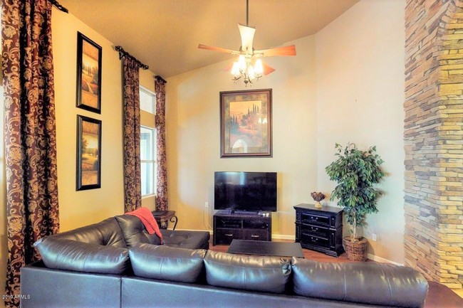 Foto del edificio - 4965 E Grandview Rd