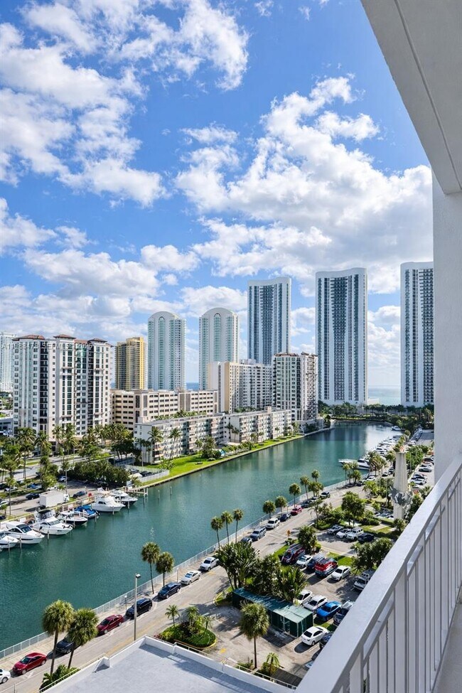 Foto del edificio - 500 Bayview Dr
