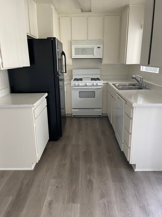 Foto del edificio - 10558 Eastborne Ave