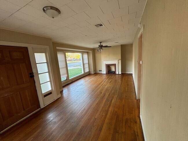 Building Photo - Three Bedroom Rental Home!