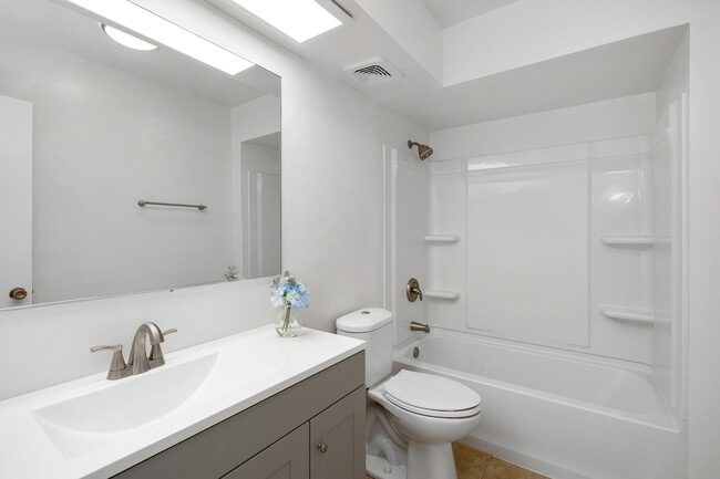 Building Photo - 2352 Torrey Pines Rd