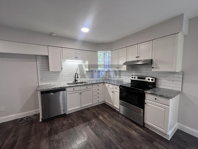 Building Photo - Cozy 3 Bedroom 1 Bathroom with Large Yard