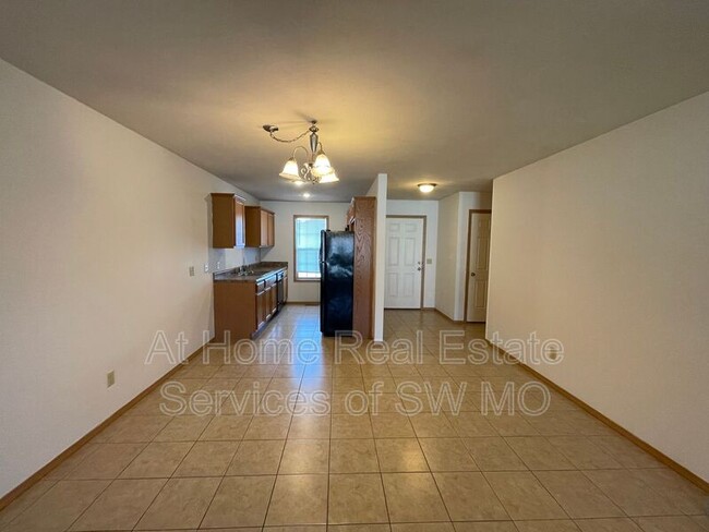 Foto del edificio - 1145 N Northwood Ave