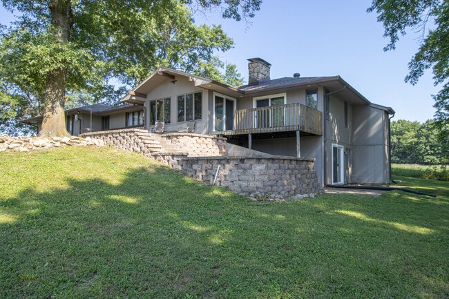 Foto del edificio - Storybook Ranch Home with Lake View