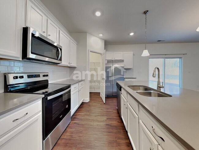 Foto del edificio - 7027 Garrett Ct