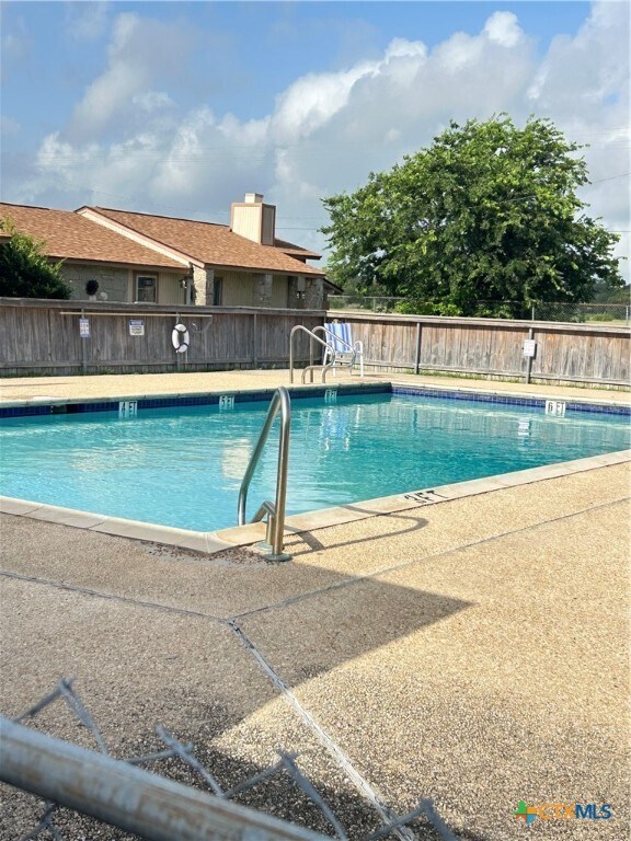 Building Photo - 1051 Country Club Unit G #26 Dr