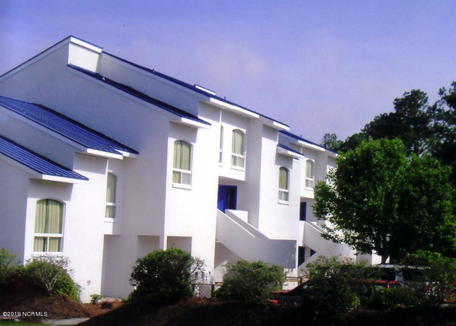 Building Photo - 10155 Beach Dr SW