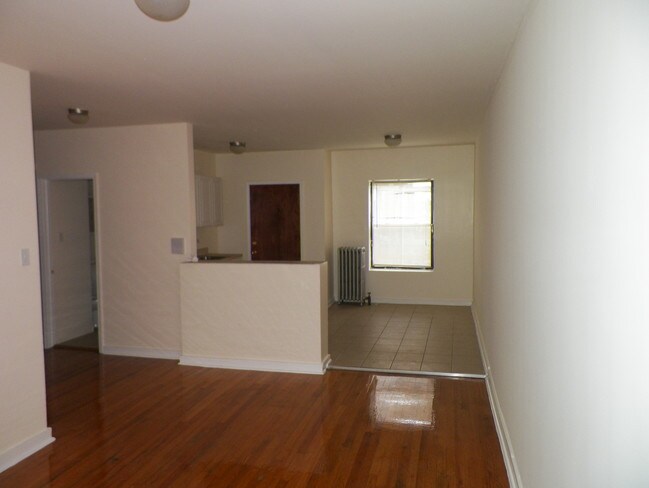 Building Photo - 517 W Marquette Rd