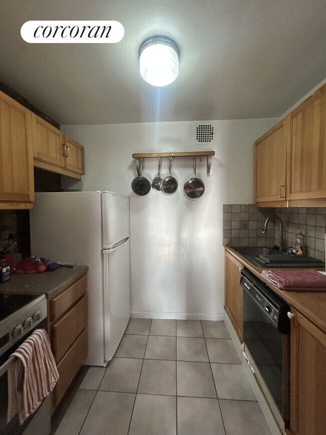 Building Photo - 413 E 85th St