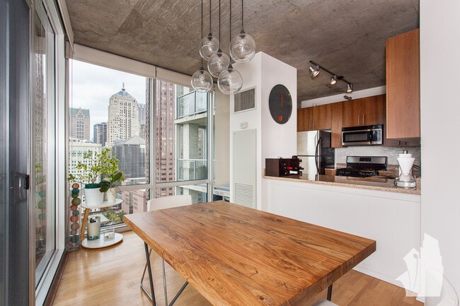 Photo - 611 S Wells St Apartment