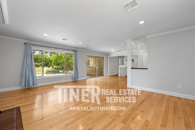 Building Photo - Great Three Bedroom Home in Carmichael