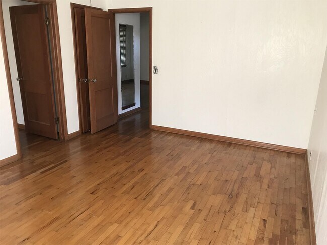 Building Photo - 816 S Mission Ln