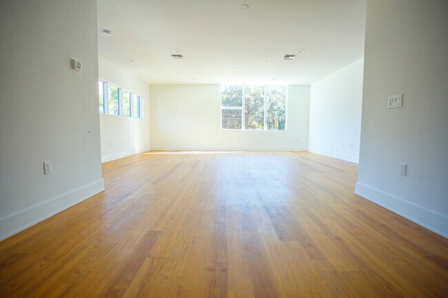 Foto del edificio - 1300 Francis Ave