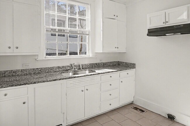 Building Photo - 1811 Fairfax Ave