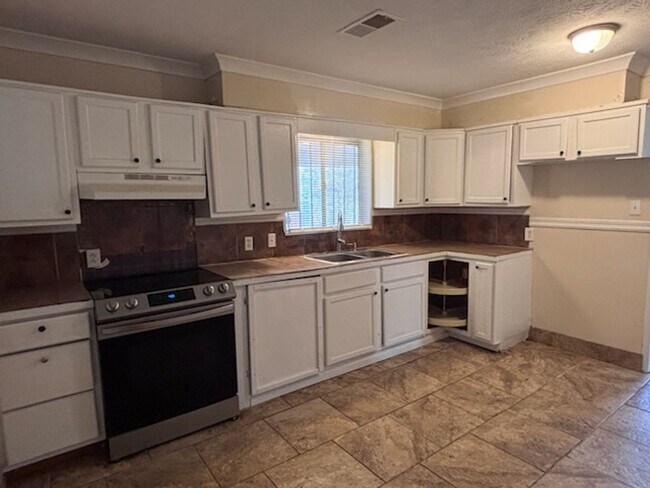 Building Photo - 1670 Kentwood Dr