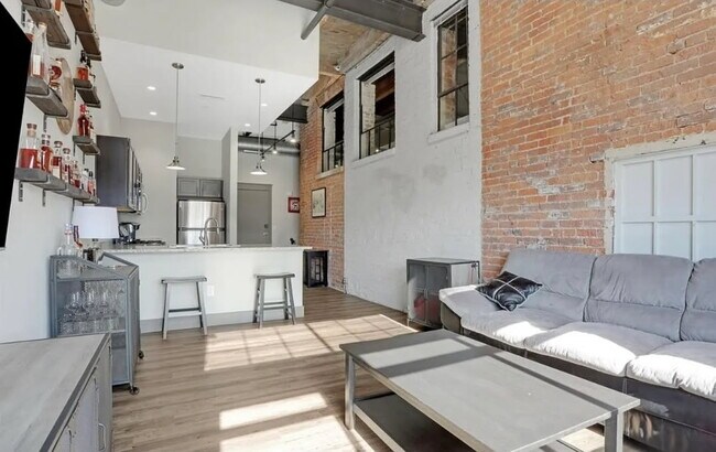 Foto del edificio - 570 S Front St