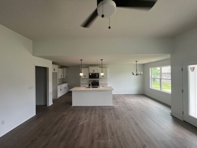 Foto del edificio - BRAND-NEW 3-bedroom, 2-bath, 3-car garage ...