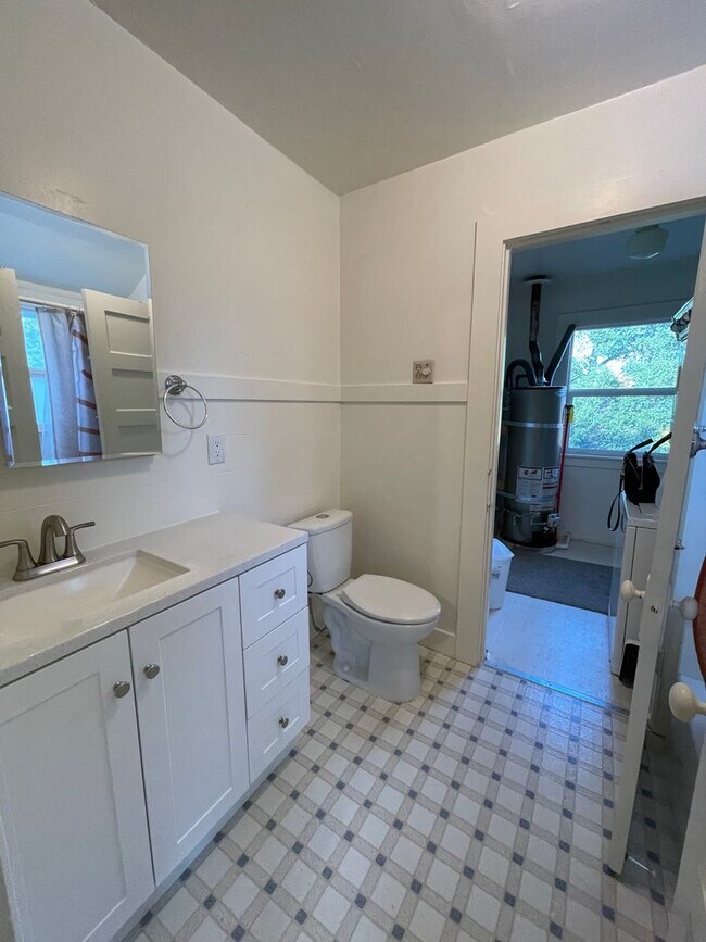 Building Photo - Sweet 2/1 Upstairs Victorian Apartment - 3...
