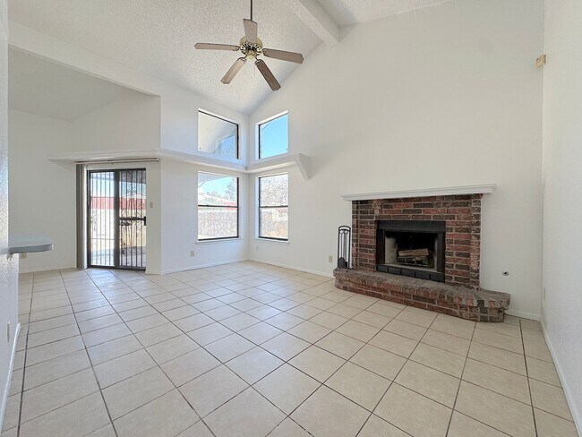 Foto del edificio - East El Paso 3bed 2 bath All tile flooring!