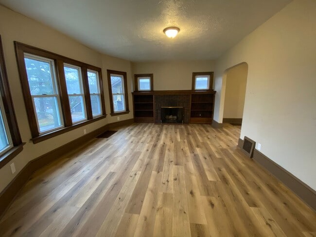 Foto del edificio - Pet-Friendly 3BR Home • Updated Kitchen • Fenced Yard • Garage