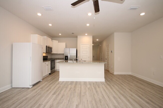 Foto del edificio - Pet-Friendly 3BR Townhome in Meadow Brook ...