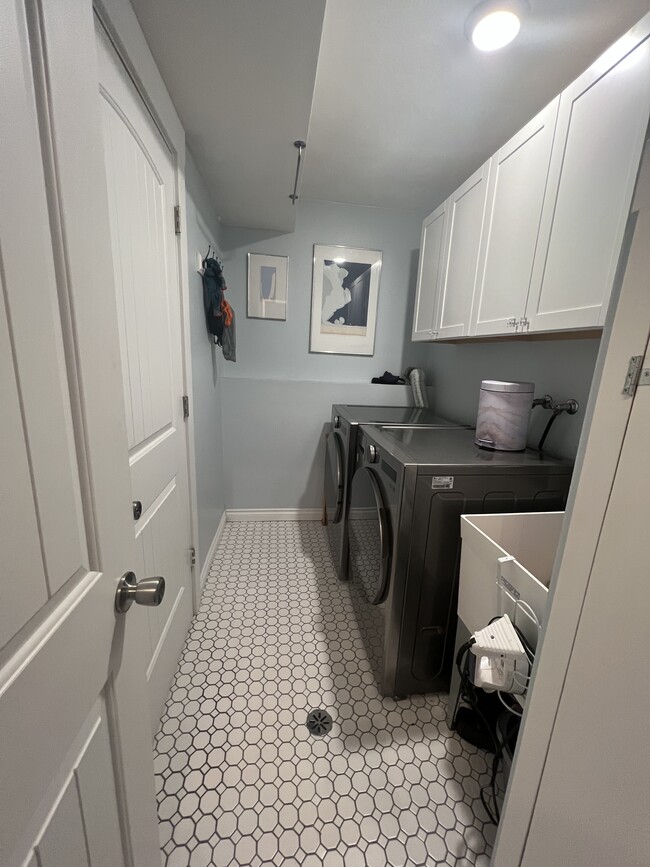 Building Photo - 98 SW Hartley Ave