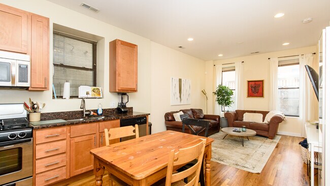 Foto del edificio - 742 N May St