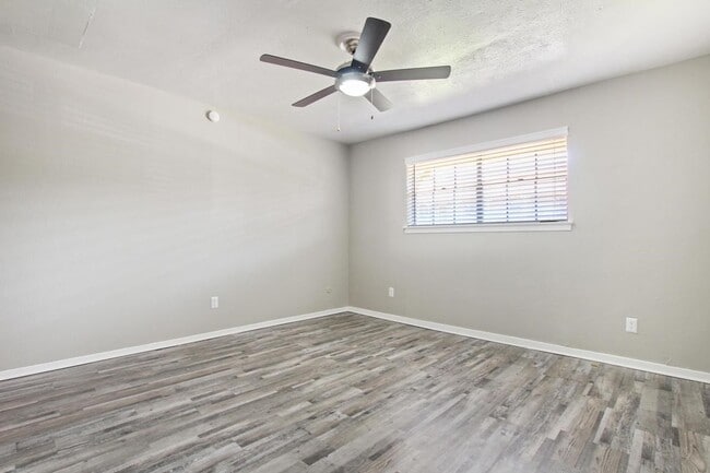 Building Photo - 1212 Hampshire Ln