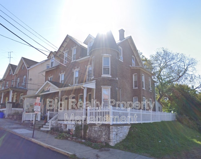 Building Photo - 13 2nd Ave