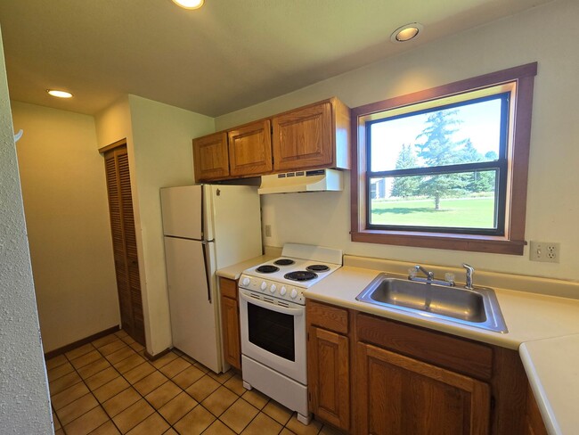 Building Photo - Pinonwood Studio- Month to Month