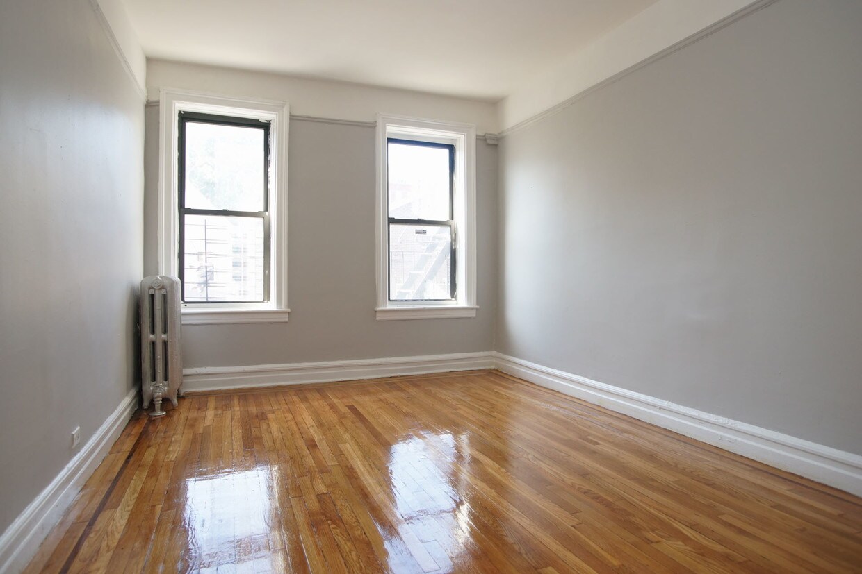 Primary Photo - 2580 Bainbridge Ave