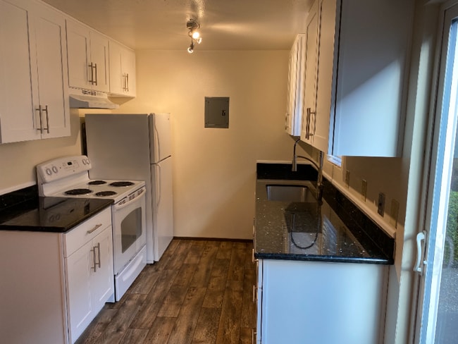 Building Photo - 1220 N 137th St