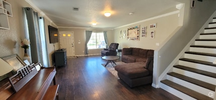 Building Photo - 9565 Castle Oaks Dr